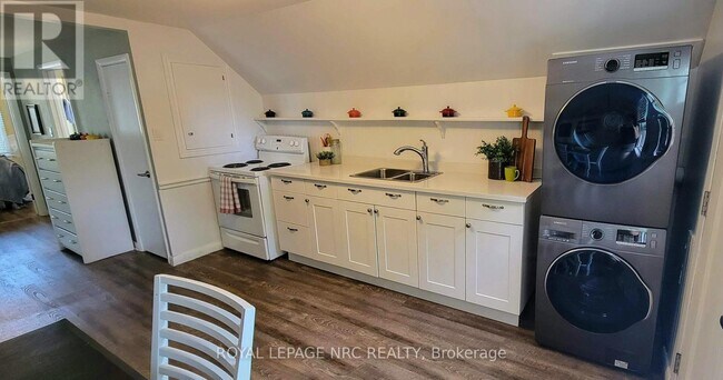 Photo - 243 Derby Rd Unit UPPER