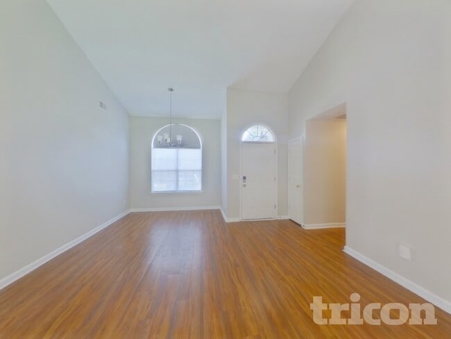 Photo - 127 Wenlock Cir
