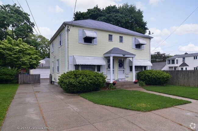 Building Photo - 166 Rowe Ave Unit 3 Rental
