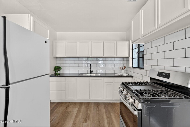 Photo - 1324 E Hall St