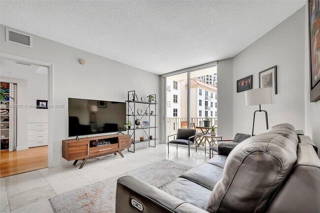Photo - 2030 Douglas Rd Unidad 617 Rental