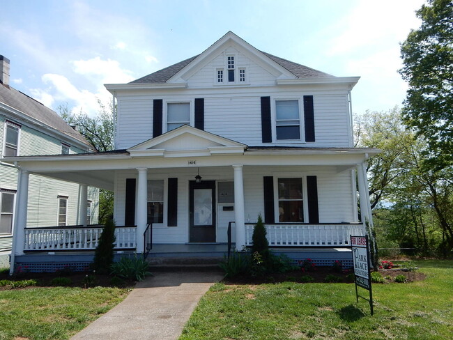 Large 3 BR home with historic touches & hu... - Large 3 BR home with historic touches & hu...