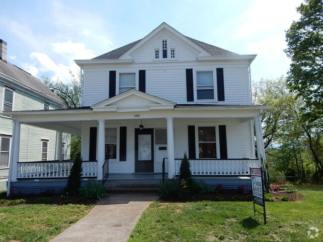 Building Photo - Large 3 BR home with historic touches & hu...