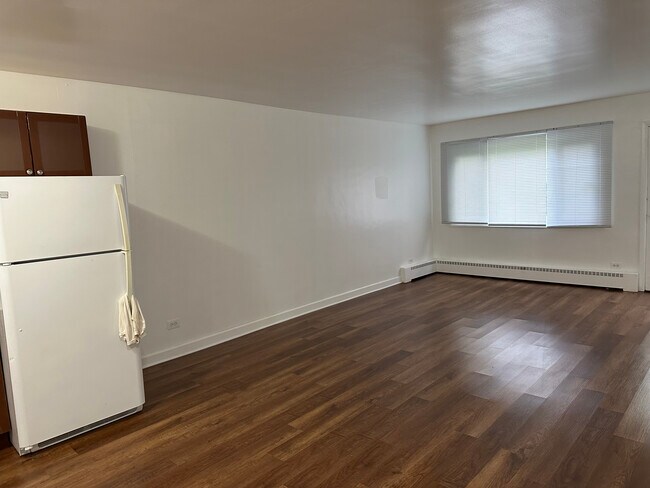 Living Room - 420 S Maple Ave Unit 4