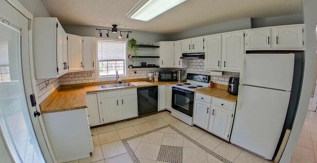 Building Photo - 3D Tour Available - 2-Car Garage + Fenced-... Rental