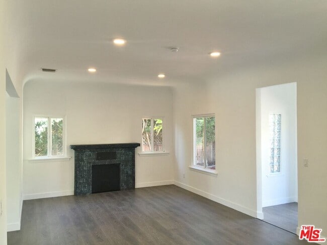 8538 West Knoll Dr