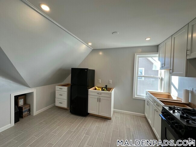 Building Photo - 21 Whitman St Rental