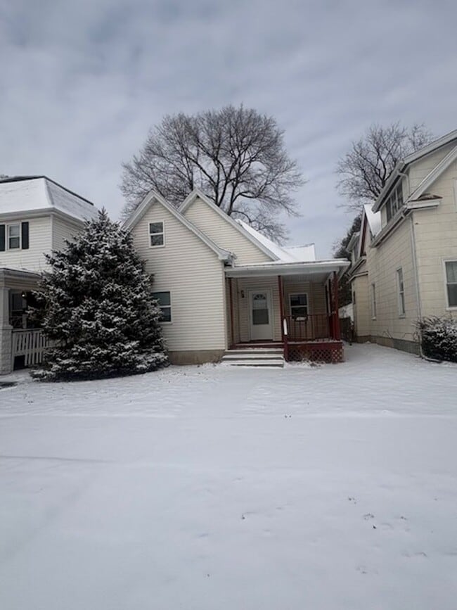 Building Photo - Single Family home with large yard