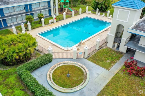 Building Photo - 4645 N Socrum Loop Rd Unit King Jacuzzi Suite Rental