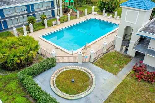 Photo - 4645 N Socrum Loop Rd Apartamento Unidad King Jacuzzi Suite