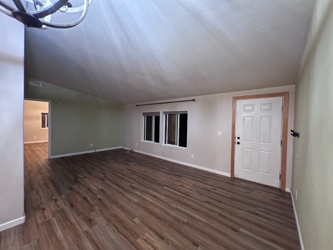 Photo - 916 4th St SE