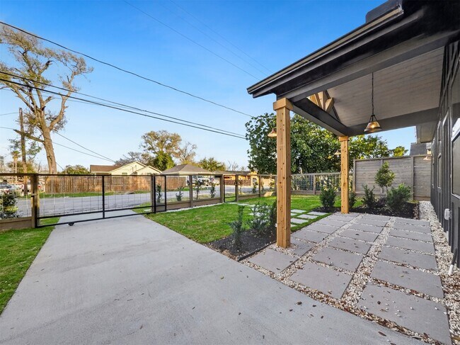 Photo - 5619 Chapman St