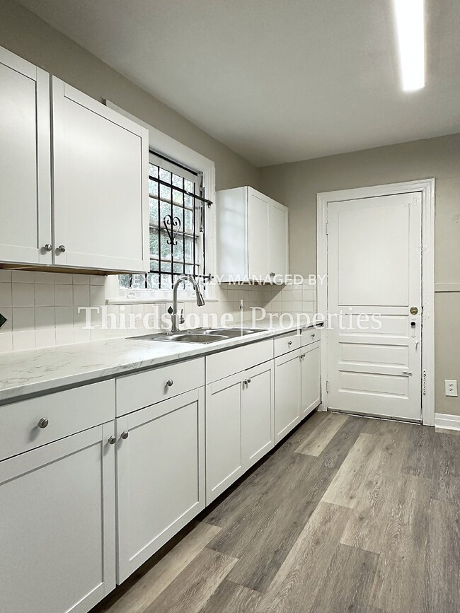 Photo - 562 W 49th St