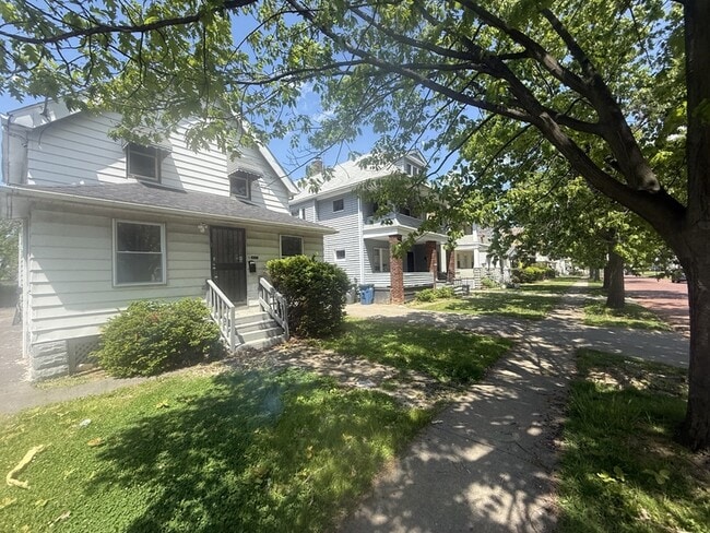 Building Photo - 2818 E 119th St
