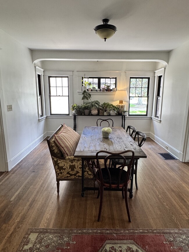 Comedor - 45 Hartweg Ave