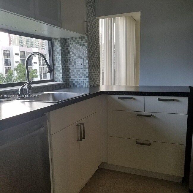 Photo - 17021 N Bay Rd Unidad 728