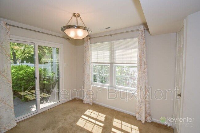 Photo - 653A Rose Hollow Dr