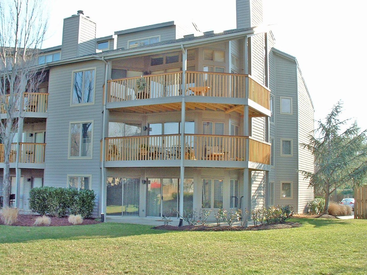 Lower Level on End - 2106 Chesapeake Harbour Dr E Condo