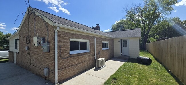 Photo - 7114 South Dr NW