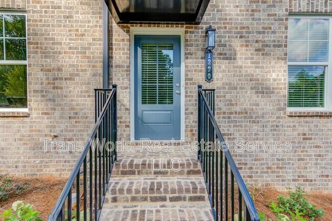 Photo - 1290 Ainsworth Alley