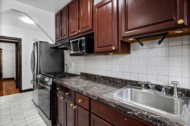 Photo - Newly Renovated 4BR/2BA - IMMEDIATE MOVE I... Casa Adosada