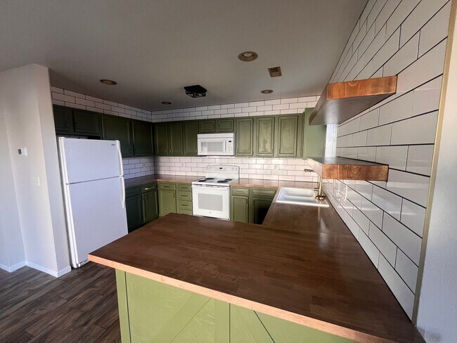 Photo - 16785 Huntington Ln Unit B