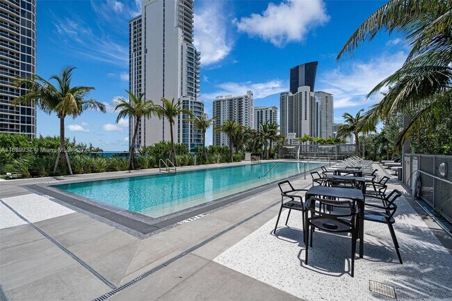 Photo - 17550 Collins Ave Unidad ph1