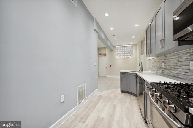 Building Photo - 2024 E Fletcher St Unit 1