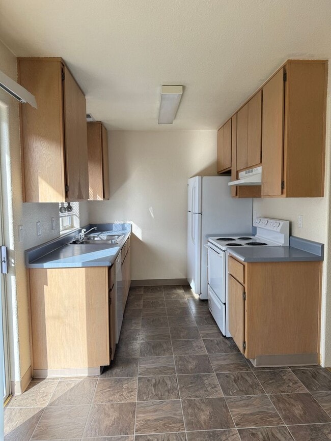 Photo - 2037 Campus Dr Unit B