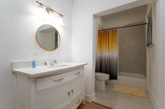 Photo - 105 W 36th St