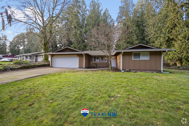 Building Photo - Classic rambler has 3 bedrooms, 1.75 baths... Rental