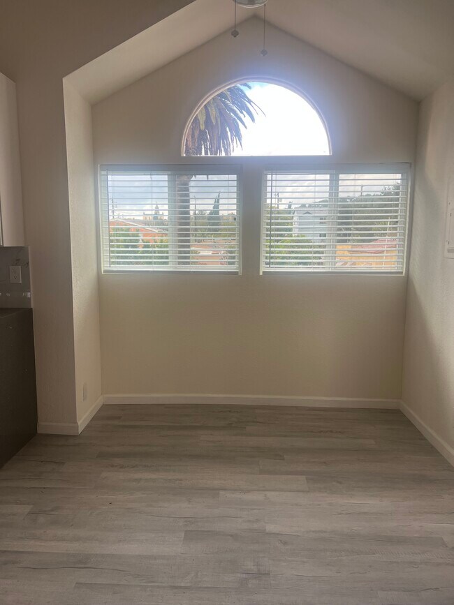 Photo - 3250 Andrita St