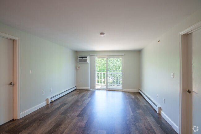 2BR, 2BA - 889SF - Living Room