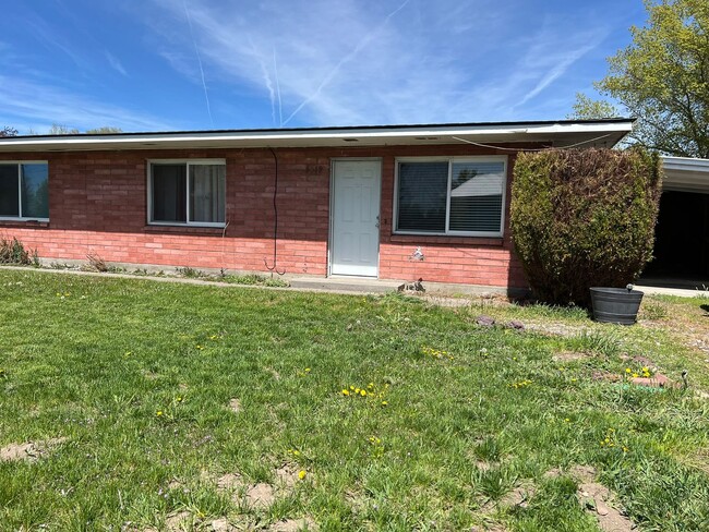 2 Bedroom, 1 Bathroom Duplex - 2 Bedroom, 1 Bathroom Duplex House
