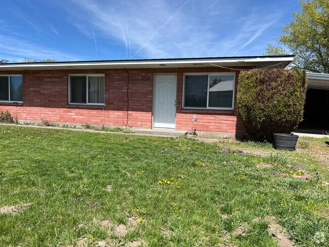 Building Photo - 2 Bedroom, 1 Bathroom Duplex Rental