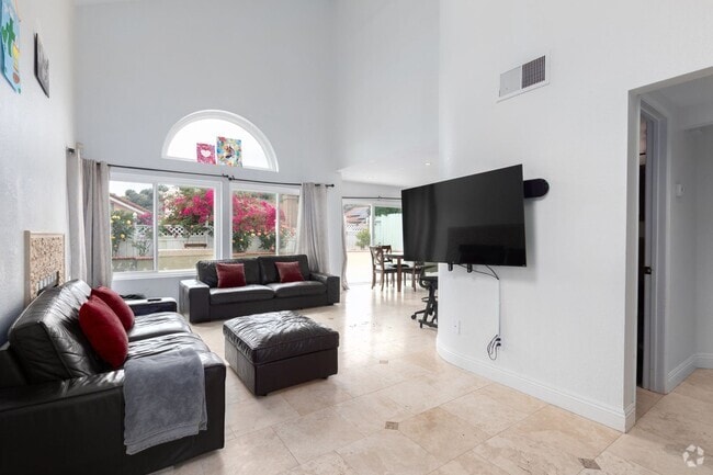 Building Photo - 3BR + Bonus Room | Solar-Powered | Updated... Rental