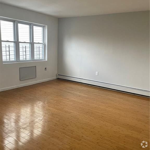 Building Photo - 796 E 165th St Rental