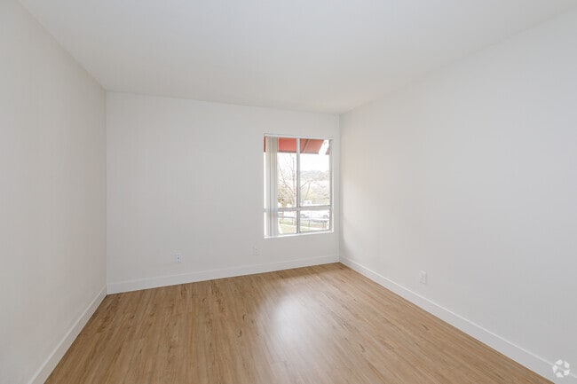 2BR, 2BA - 960SF