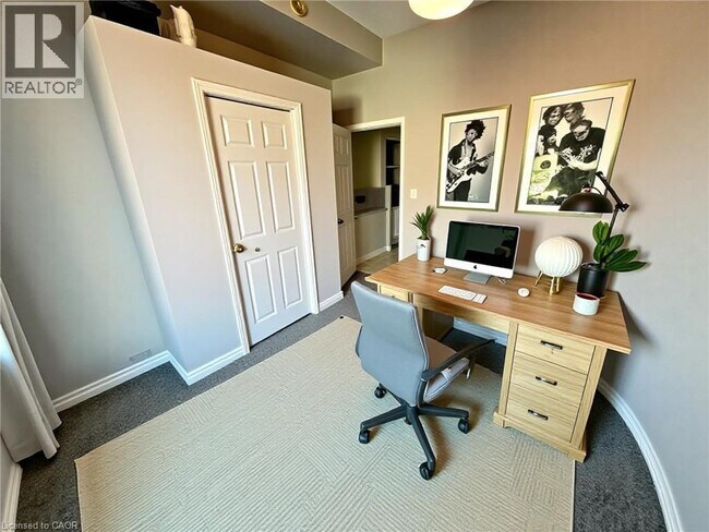 Photo - 201 James St S Unité 201