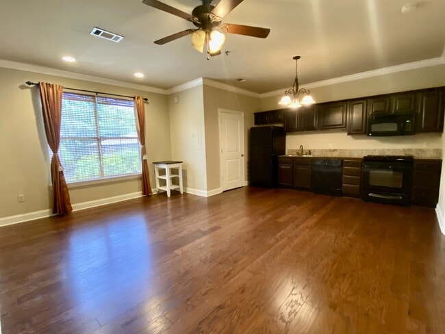 Photo - 1BR/1BA Upstairs Unit with Fountain View in Chatsworth Court! Unidad 6B