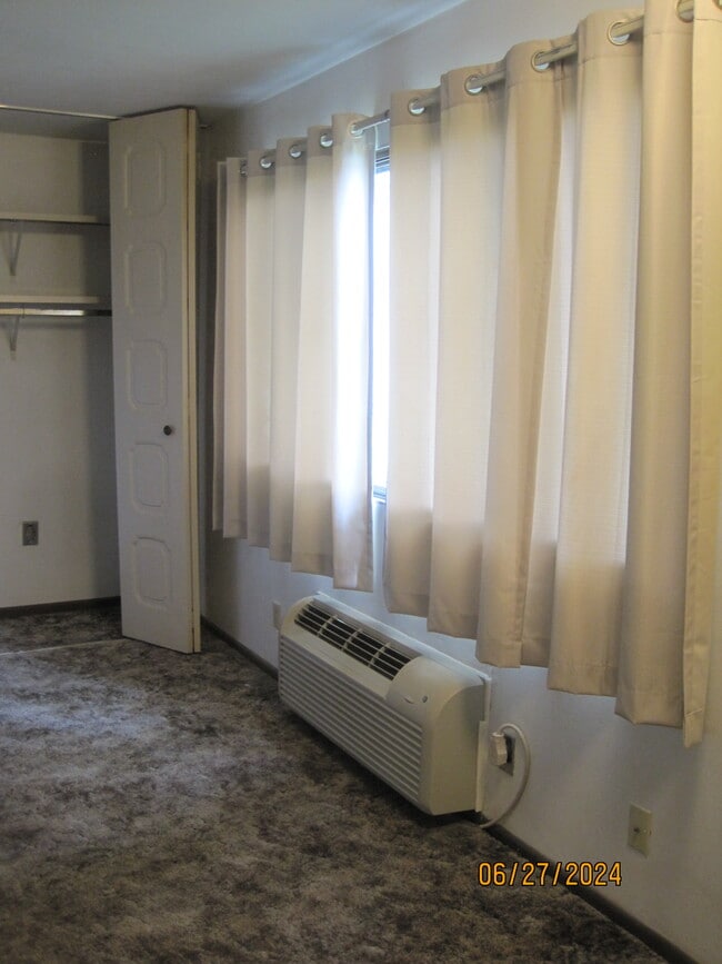 AC/Heat Nice big window With Curtains