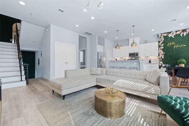 Photo - 3365 Daphne St