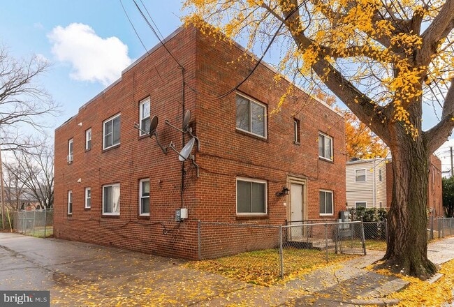 Building Photo - 3207 11th Pl SE Unit 3