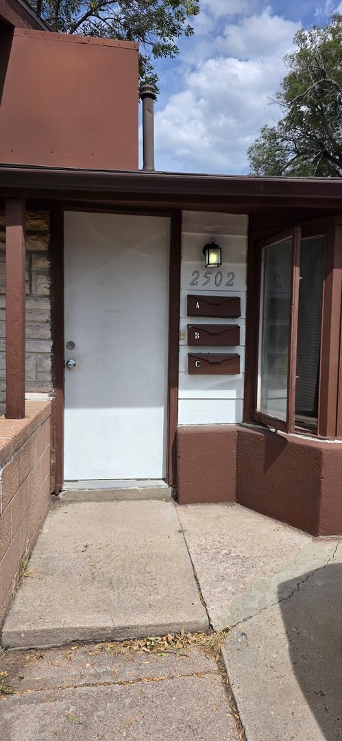 Building Photo - 2502 E 11th St Unit Apt B