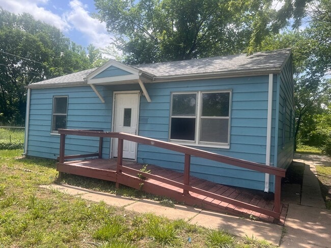 Building Photo - Charming 2 Bedroom 1 Bath located Northeast Wichita, Near WSU and I-35- Move-In Ready