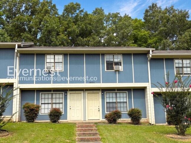 Building Photo - 1800 Labette Manor Dr
