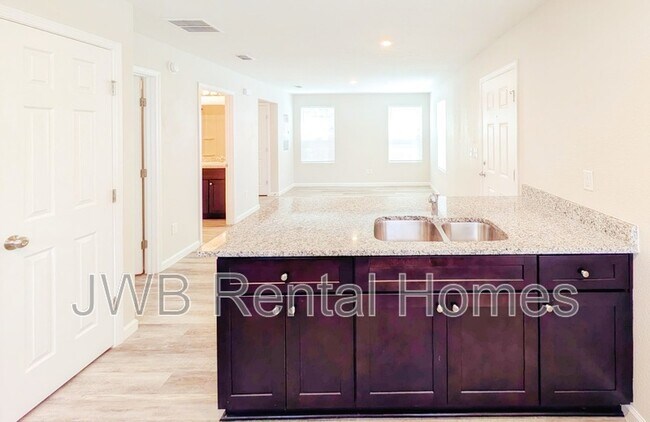 Photo - 855 Ionia St