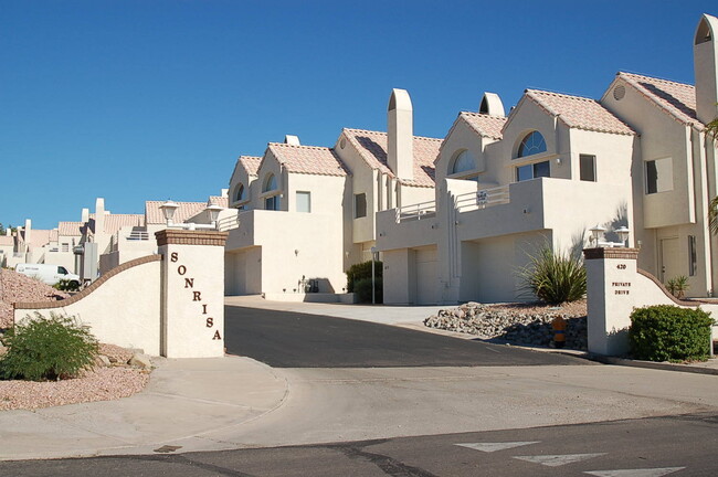 Building Photo - EXECUTIVE STYLE CONDO