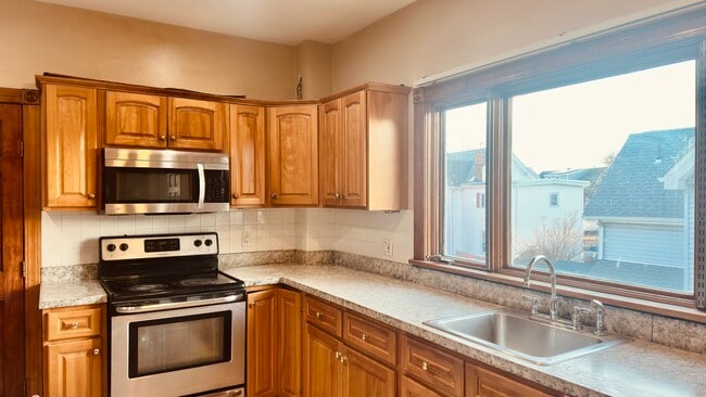 Building Photo - 422 Charles St Unit 2