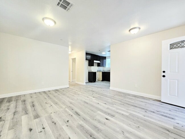 Building Photo - 321 E 103rd St Rental